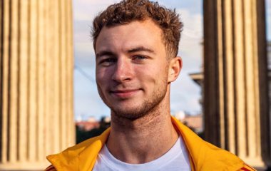 Тиктокер Кирилл Колесников подарил своей девушке мерседес за 4 000 000 рублей