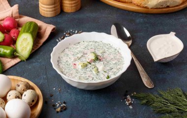 Как подавать и с чем есть окрошку? Кубики или соломка? Квас или кефир? Главные вопросы лета