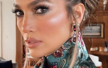 Россыпи камней и тиара: Дженнифер Лопес в роскошном образе покорила Венецию