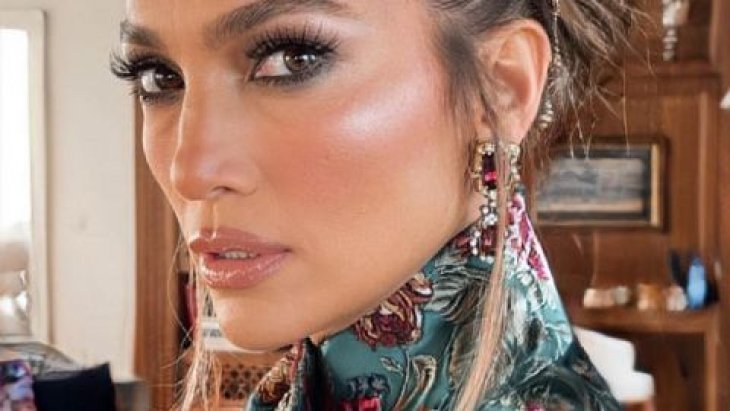 Россыпи камней и тиара: Дженнифер Лопес в роскошном образе покорила Венецию