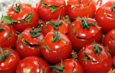 Малосольні помідори по-вірменськи : рецепт смачної закуски з часником