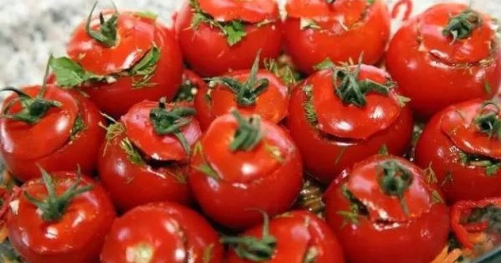Малосольні помідори по-вірменськи : рецепт смачної закуски з часником