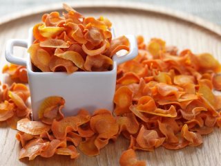 Морквяні чіпси з пікантним соусом: корисна закуска, яка 