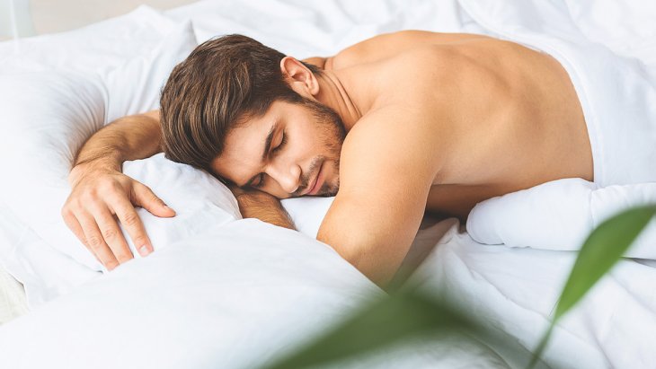 Ученые рассказали, почему люди высовывают одну ногу из-под одеяла во сне