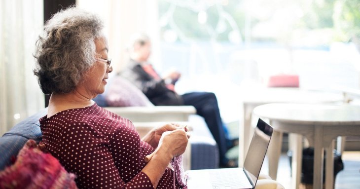 Родина створила ШІ-клон померлого сина, щоб не розповідати правду 80-річній матері