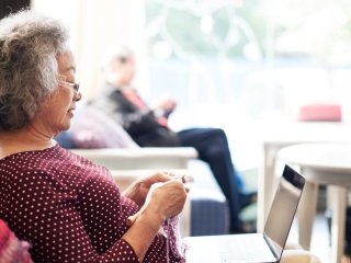 Родина створила ШІ-клон померлого сина, щоб не розповідати правду 80-річній матері