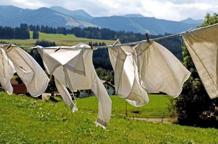 Принесете в дом болезни: Почему осенью нельзя сушить белье на улице
