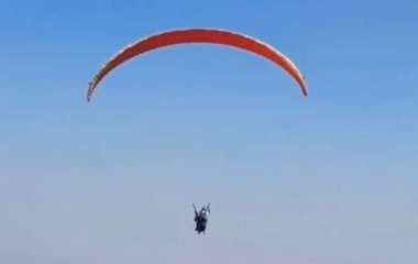 Студент забув про іспит та прилетів до коледжу на параплані – фото