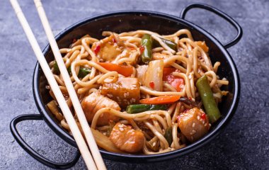 Вкуснейший удон с индейкой и овощами: съедается мгновенно