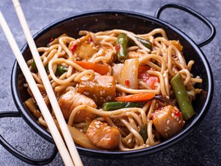 Вкуснейший удон с индейкой и овощами: съедается мгновенно