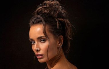 Ксения Мишина похвасталась стройными ножками в экстремальной мини юбке