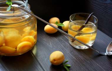 Абрикосы в карамели с фисташками