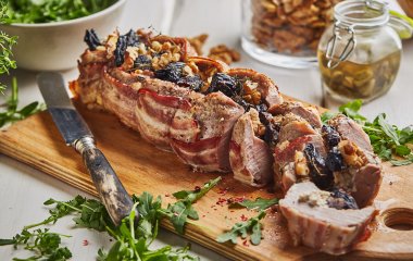 Горячие блюда: рулетики из свинины с черносливом и орехами