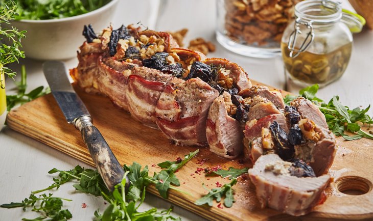 Горячие блюда: рулетики из свинины с черносливом и орехами