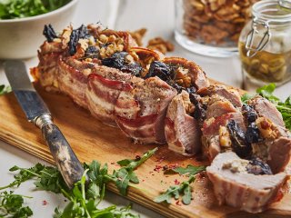 Горячие блюда: рулетики из свинины с черносливом и орехами
