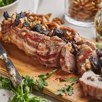 Горячие блюда: рулетики из свинины с черносливом и орехами