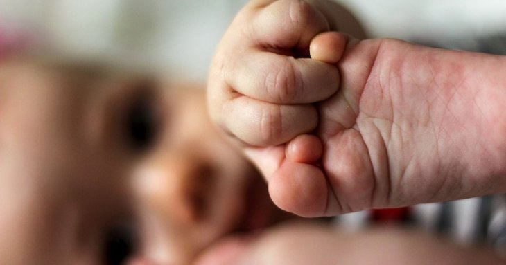 Пологи серед хмар: жінка несподівано народила дитину під час польоту