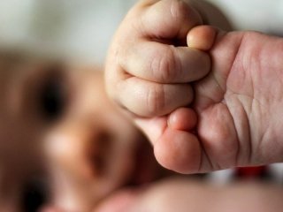 Пологи серед хмар: жінка несподівано народила дитину під час польоту