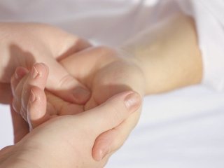 Подивіться на свої руки: лікарі назвали неочевидний симптом вкрай небезпечної хвороби