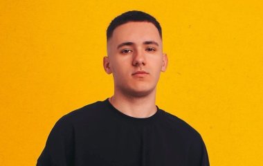 20-річний відомий український співак переніс операцію та показався на милицях