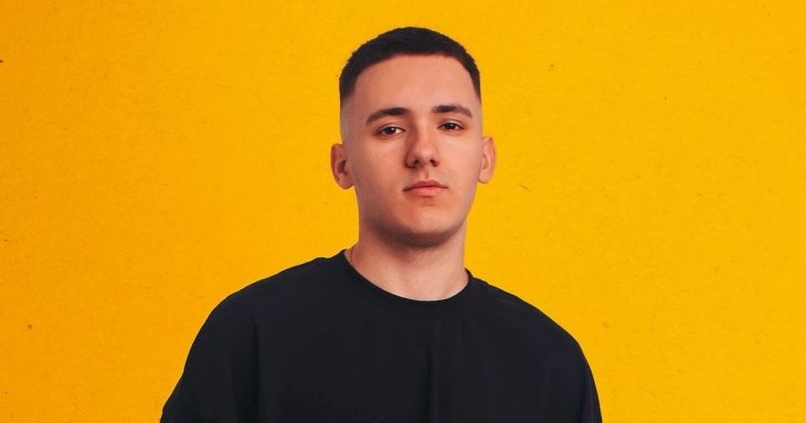20-річний відомий український співак переніс операцію та показався на милицях