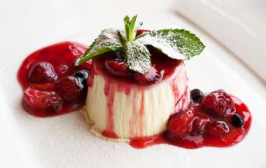 Клубника с творожным муссом и ягодным соусом