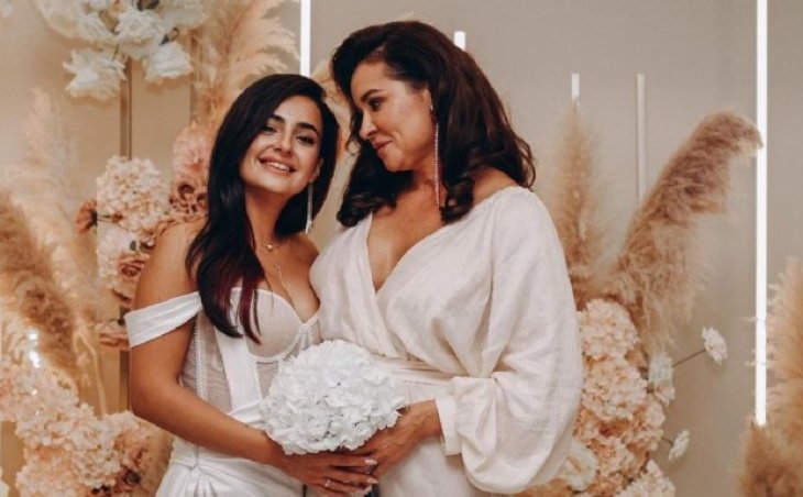 Анна Тринчер ошеломила сходством со своей мамой-красавицей