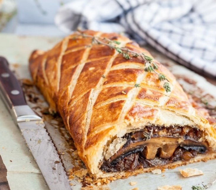 Пирог из слоеного теста с грибами