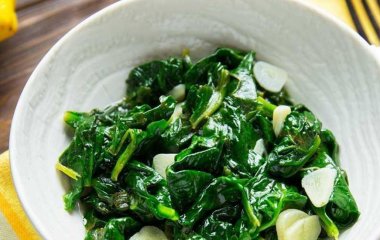 Чому варто полюбити зелене листя шпинату