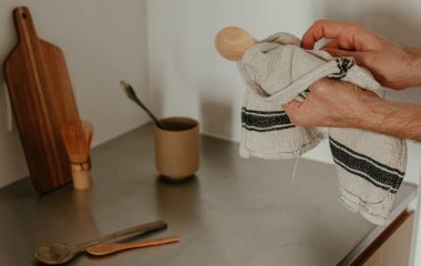 Ви ніколи не здогадаєтеся, скільки бактерій приховує ваш кухонний рушник — дізнайтесь, як його правильно прати