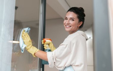 Вікна сяятимуть бездоганною чистотою до самої осені: просто натріть скло цим копійчаним засобом