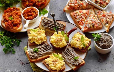 Пикантная намазка на хлеб для завтрака и перекуса: две минуты - и готово