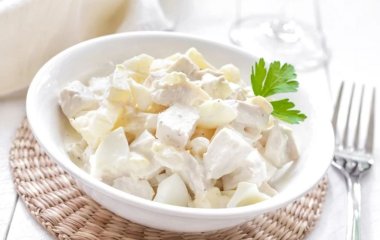 Гости будут просить рецепт: бюджетный салат с ананасами и курицей