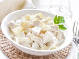 Гості проситимуть рецепт: бюджетний салат з ананасами та куркою