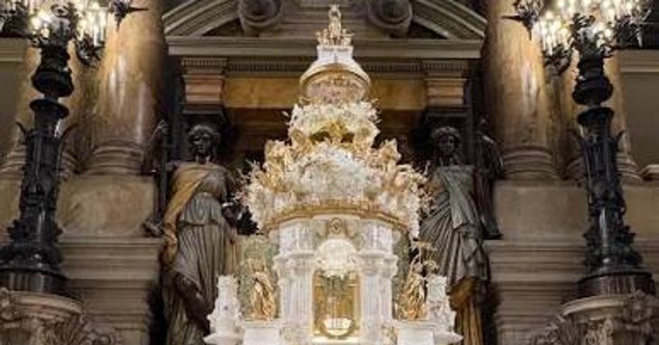 500-кілограмовий весільний торт створювали чотири місяці: на ньому 33 000 цукрових пелюсток — фото