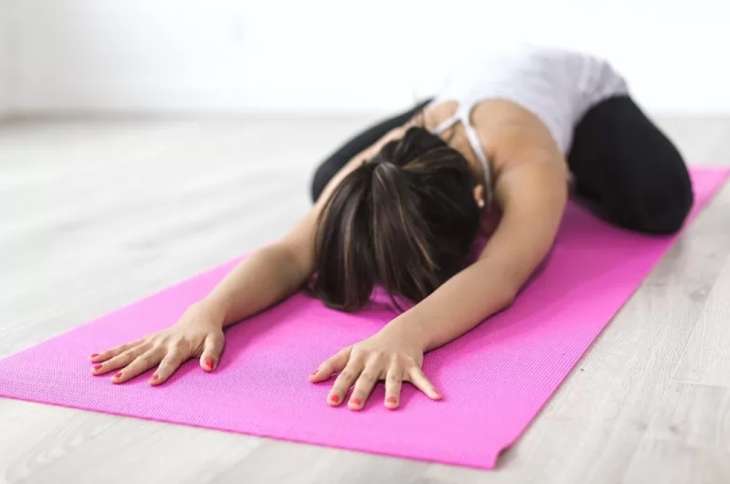 Три позы йоги помогут настроиться на работу на удаленке
