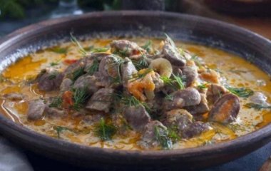 Сердечка в сметанному соусі