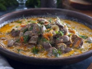 Сердечка в сметанному соусі