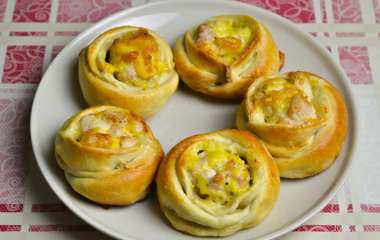 Слоеные пирожки с сыром