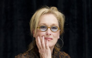Мэрил Стрип похвасталась ярким нарядом на премьере нового мюзикла 