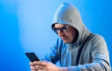 Телефонують і мовчать у слухавку: як працює нова схема шахраїв і що робити українцям