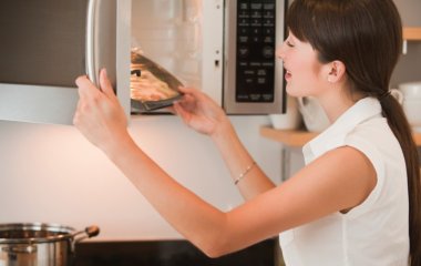 Нагріваючись, перетворюються на бомбу: які продукти не можна гріти у мікрохвильовій печі