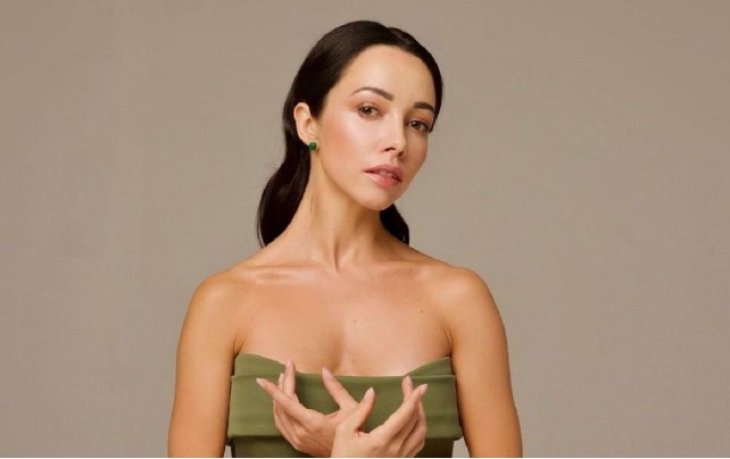 Екатерина Кухар пожаловалась на лишние кило и показала, как не влезает в штаны