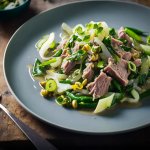 Салат из консервированного тунца с луком и сельдереем: простое блюдо за несколько минут