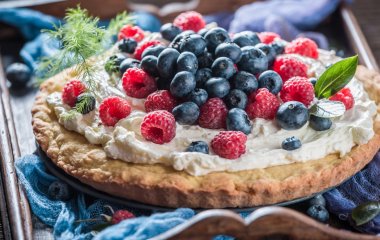 Ароматний пиріг з малиною та вершковим сиром