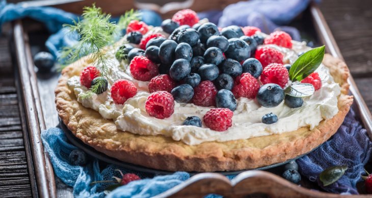 Ароматний пиріг з малиною та вершковим сиром