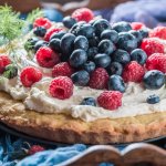 Ароматный пирог с малиной и сливочным сыром
