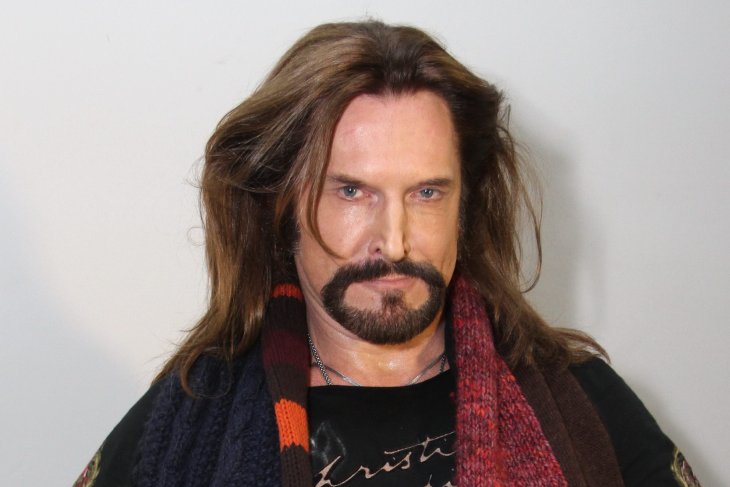 Никита Джигурда позировал на пляже, демонстрируя свою фигуру