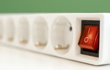 Вісім приладів, які категорично не можна підключати до подовжувача: попереджають електрики