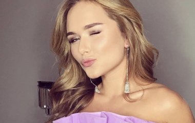 Стефания Маликова поделилась пляжными снимками